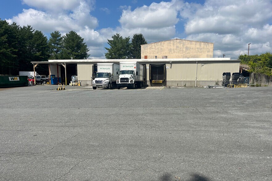 3775 Industrial Dr, Winston-Salem, NC for lease - Building Photo - Image 1 of 3