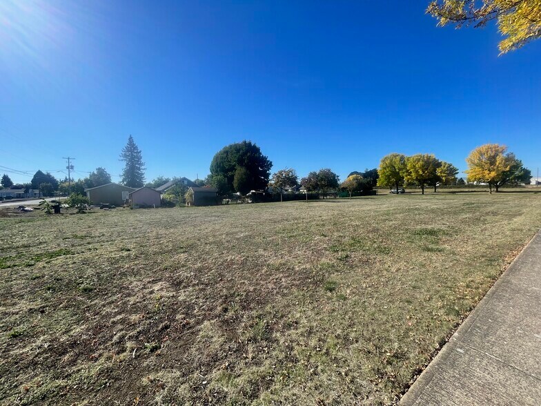 Polk and Ash (2 lots) St, Independence, OR à vendre - Photo du bâtiment - Image 3 de 5