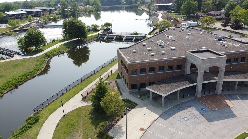 200 N Church St, Mishawaka, IN à louer - Photo du bâtiment - Image 1 de 12
