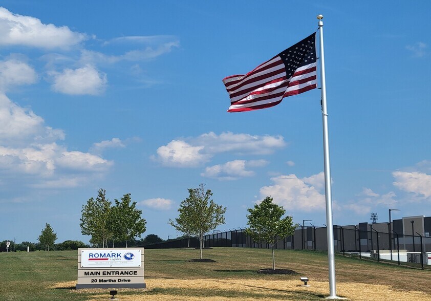 20 Martha Dr, Bethel, PA à louer - Photo du bâtiment - Image 2 de 12