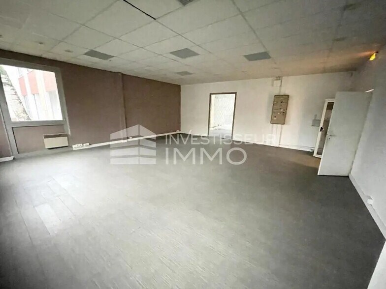 Flex in Émerainville for lease - Interior Photo - Image 3 of 7