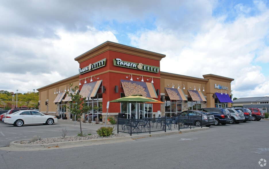 1606-1608 S Main St, West Bend, WI for lease - Primary Photo - Image 1 of 5