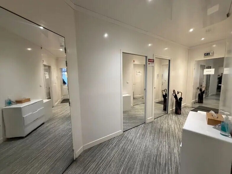 Office in Bordeaux for lease - Interior Photo - Image 3 of 4