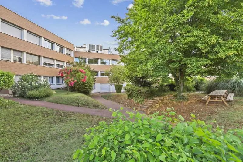 Office in Tassin-la-Demi-Lune for sale Building Photo- Image 1 of 15