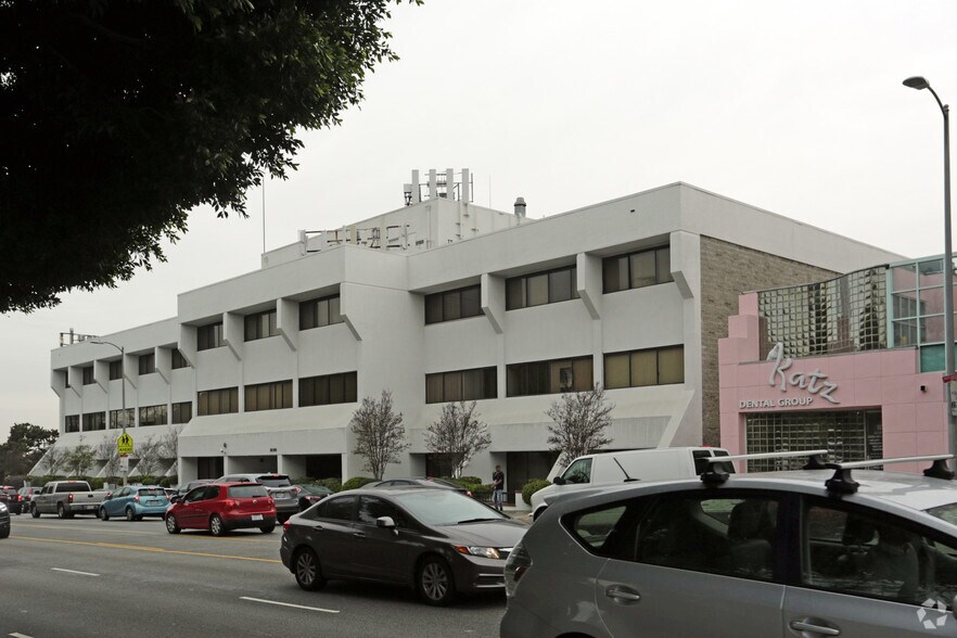 10301 W Pico Blvd, Los Angeles, CA à louer - Photo du bâtiment - Image 2 de 6