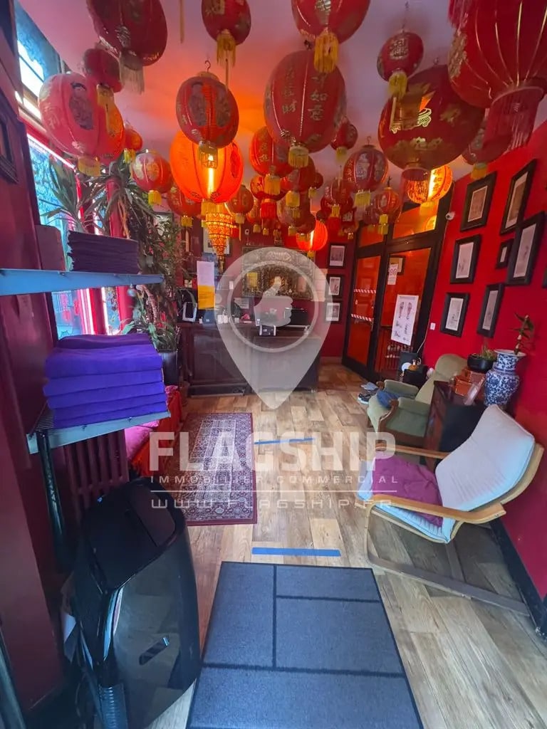 Retail in Paris for lease Interior Photo- Image 1 of 10