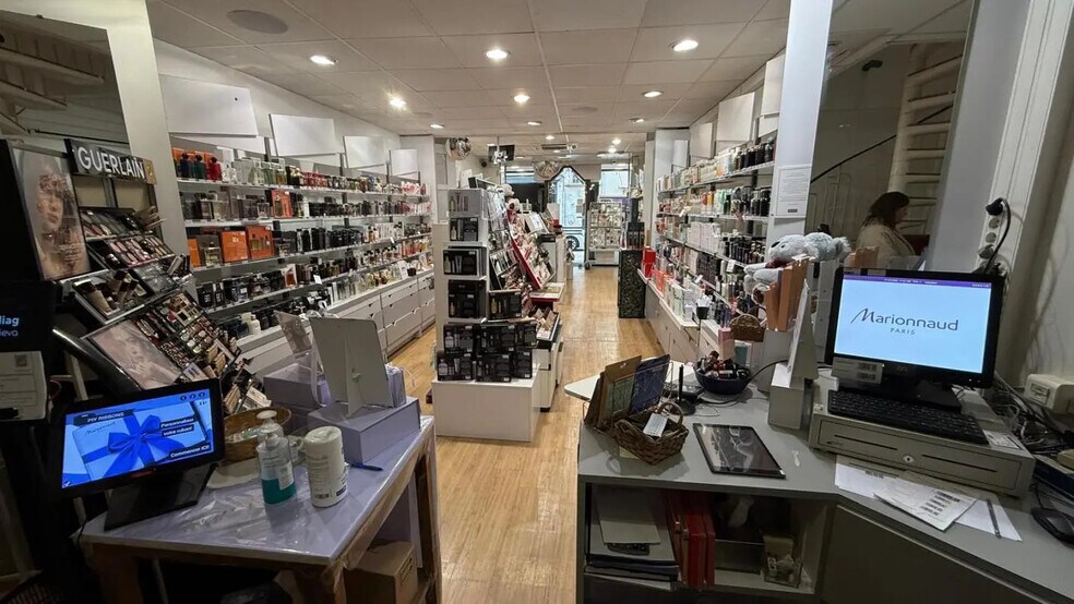 Retail in Bourg-en-Bresse for sale - Interior Photo - Image 1 of 2