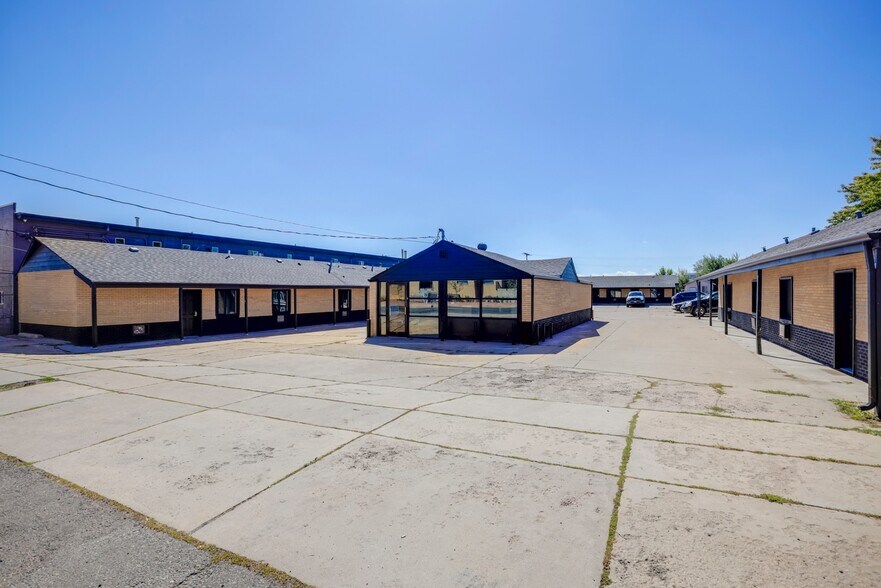 11090 W Colfax Ave, Lakewood, CO à vendre - Photo du bâtiment - Image 3 de 18