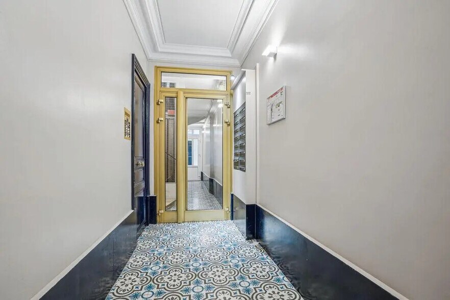 Retail in Paris for sale - Lobby - Image 3 of 19