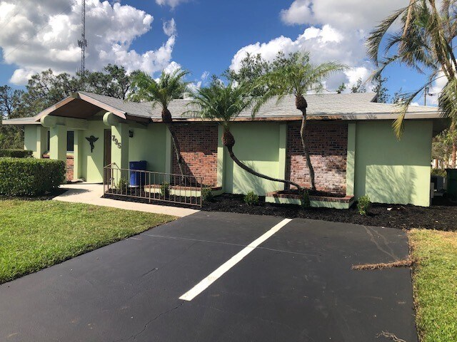 795 Crestview Cir, Port Charlotte, FL à vendre - Photo du bâtiment - Image 3 de 19