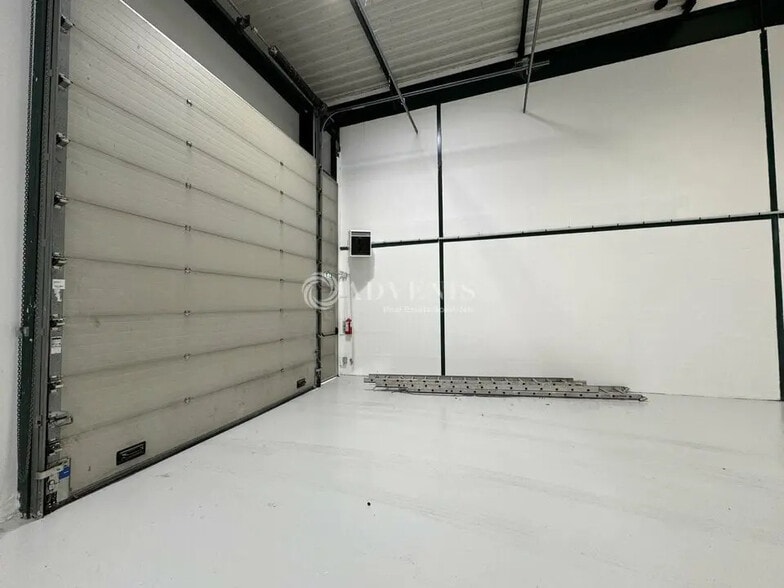 Flex in Villepinte for lease - Building Photo - Image 3 of 11