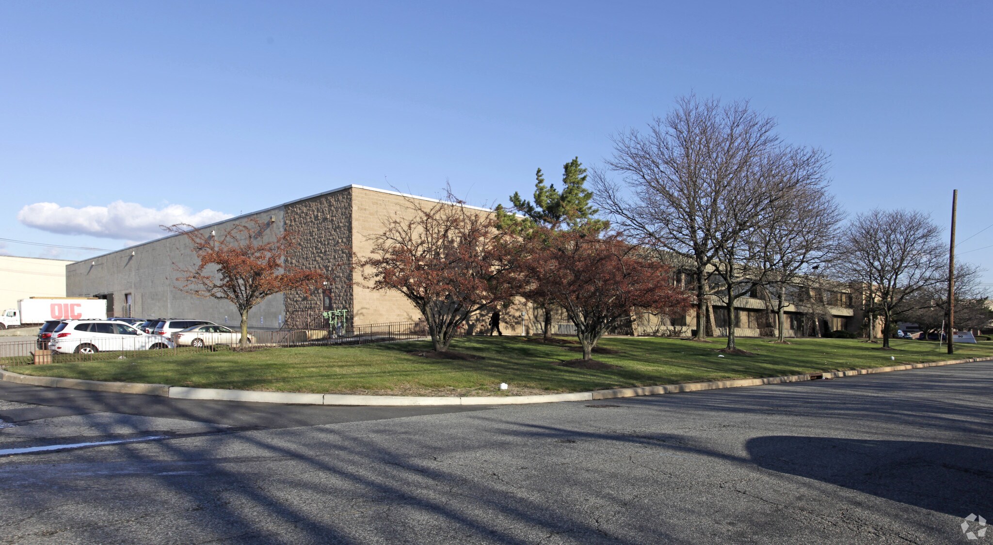 90 Newfield Ave, Edison, NJ à louer Photo principale- Image 1 de 5