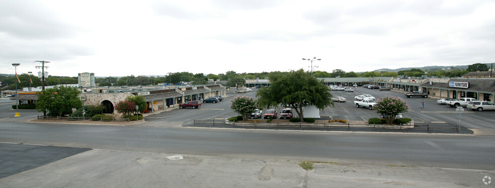 827 Junction Hwy, Kerrville, TX à louer - Photo du bâtiment - Image 2 de 9