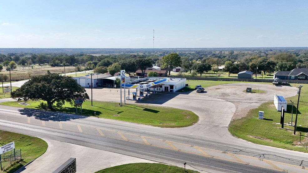 698 US Highway 77 N, Hallettsville, TX for sale - Building Photo - Image 3 of 12