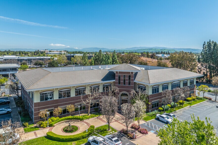 5075 Hopyard Rd, Pleasanton, CA à louer - Photo du bâtiment - Image 1 de 7