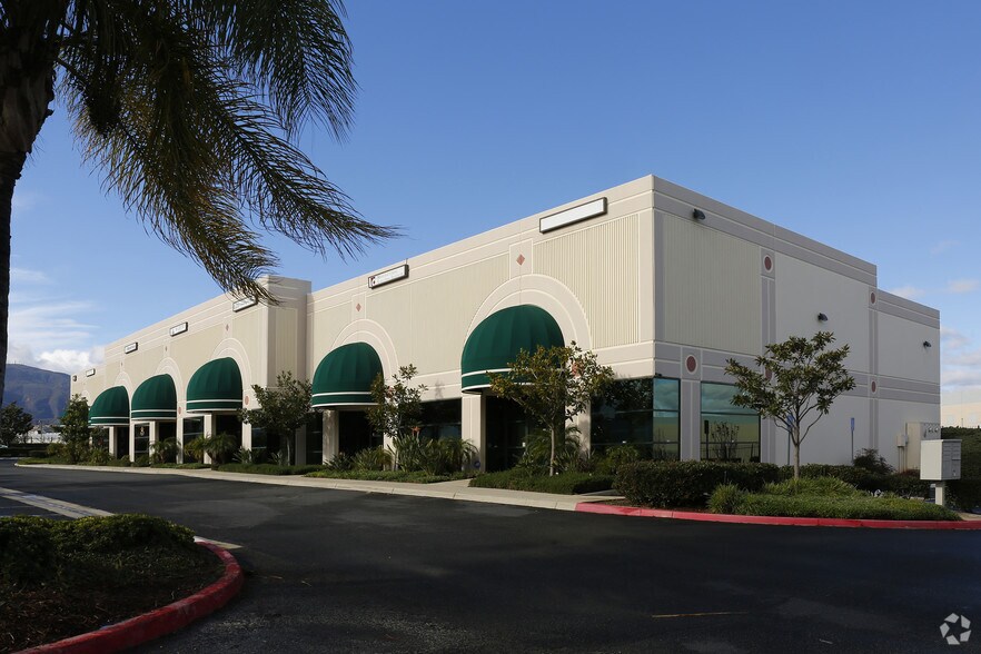 170 N Maple St, Corona, CA à louer - Photo du bâtiment - Image 2 de 2