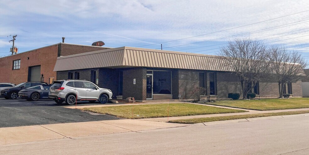 201 Crossen Ave, Elk Grove Village, IL à vendre - Photo du bâtiment - Image 1 de 4