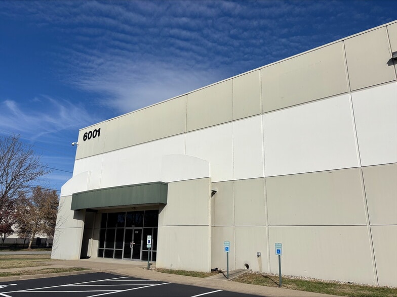 6001 National Tpke, Louisville, KY for lease - Primary Photo - Image 1 of 1
