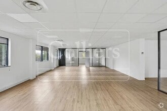 21 Parc du Golf, Aix-en-Provence for lease Interior Photo- Image 2 of 6