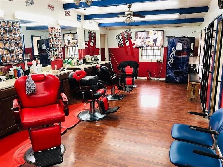 6516 W Montgomery Rd, Houston, TX à louer - Photo du bâtiment - Image 2 de 8