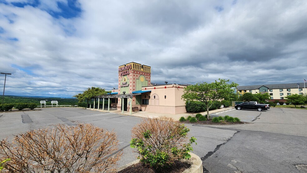 6 Radcliffe Dr, Moosic, PA à vendre - Photo du bâtiment - Image 2 de 19