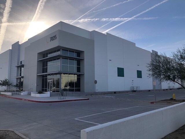 7825 W Buckeye Rd, Phoenix, AZ à louer - Photo du bâtiment - Image 2 de 4