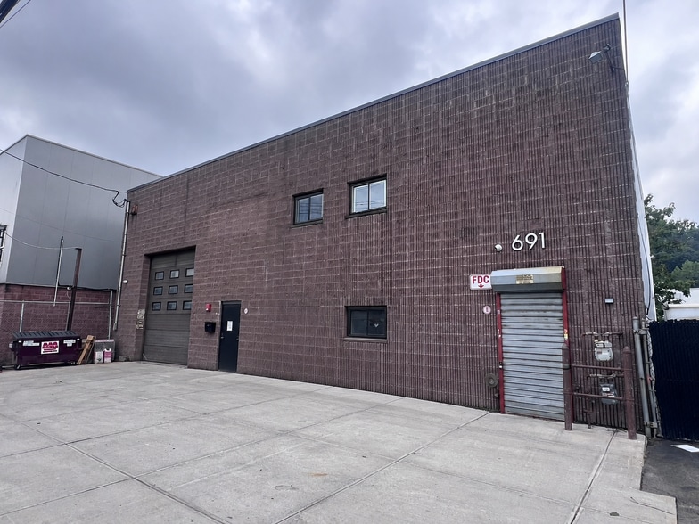 691 Saw Mill River Rd, Yonkers, NY à vendre - Photo du bâtiment - Image 2 de 13