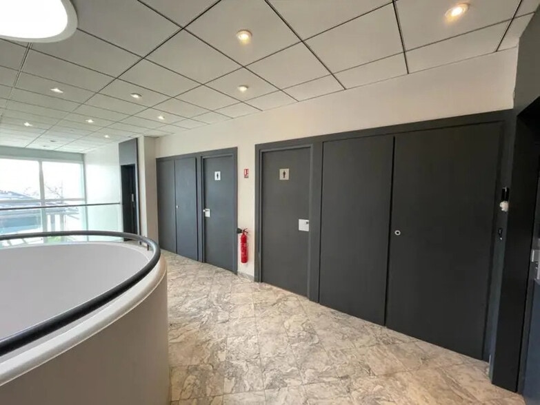 11 Rue Edison, Bron for lease - Lobby - Image 3 of 9