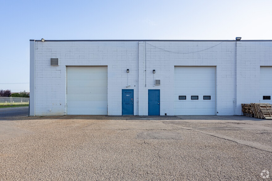 1925 39th Ave NE, Calgary, AB à louer - Photo du bâtiment - Image 3 de 7