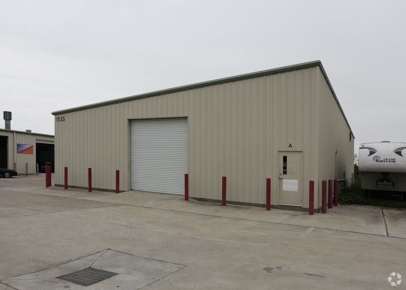 1635 Dickinson Ave, Dickinson, TX for lease - Building Photo - Image 3 of 17