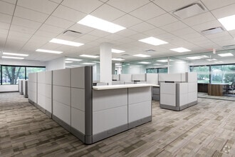 2333 Waukegan Rd, Bannockburn, IL for lease Interior Photo- Image 1 of 4