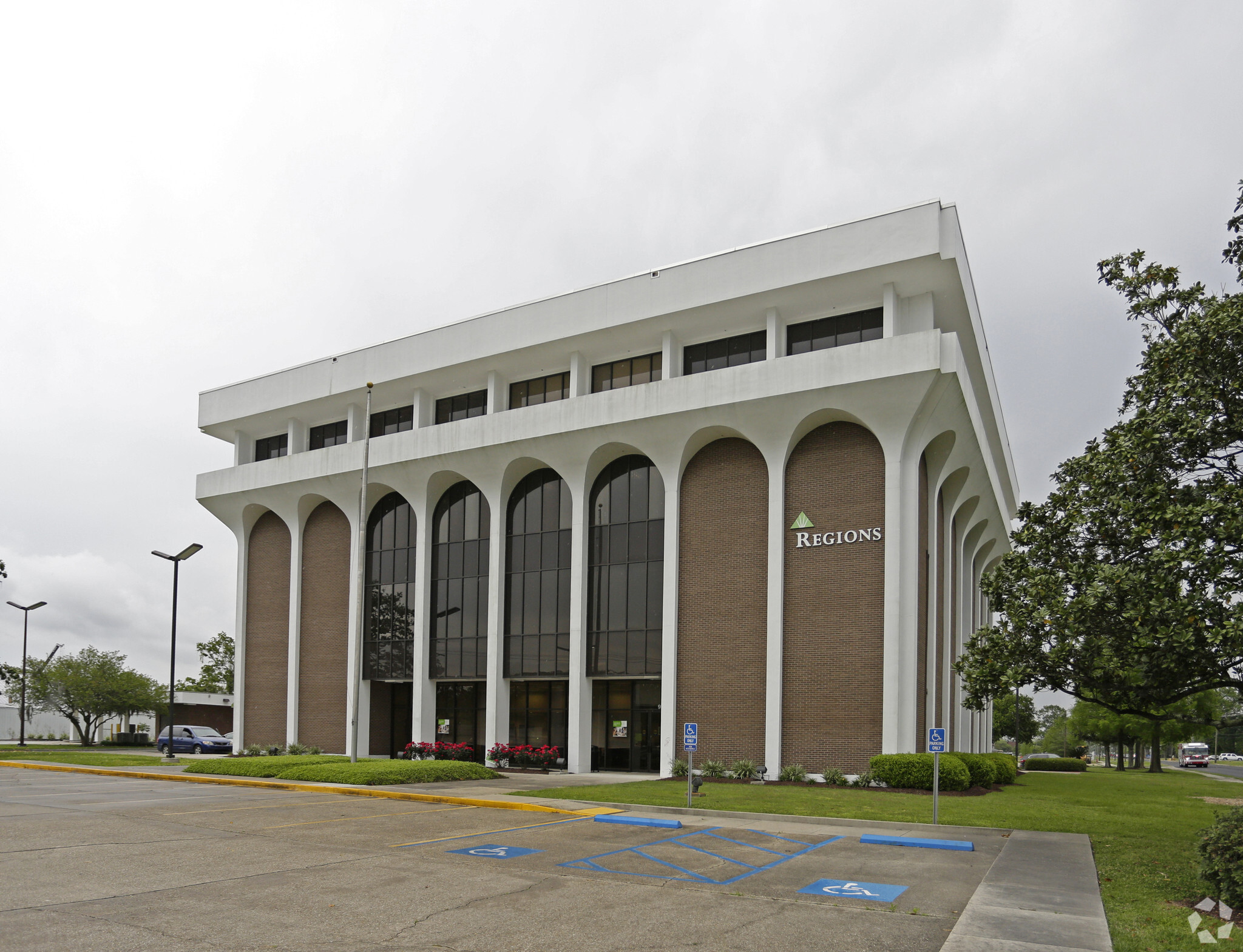 916 S Burnside Ave, Gonzales, LA for lease Primary Photo- Image 1 of 5