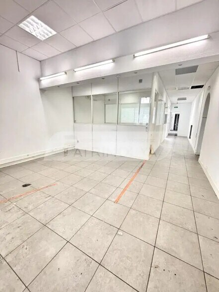 Retail in Marseille for lease - Interior Photo - Image 2 of 7