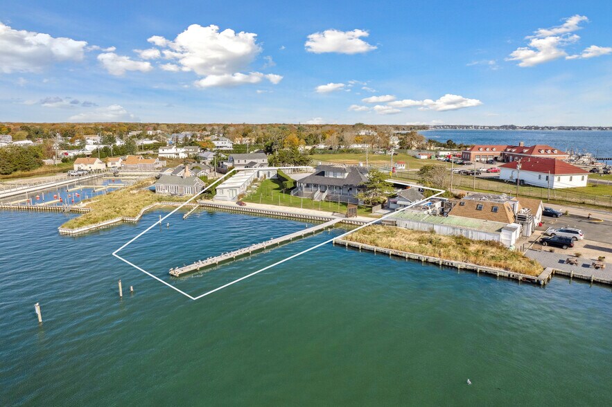 32 Lighthouse Rd, Hampton Bays, NY à vendre - Aérien - Image 2 de 44