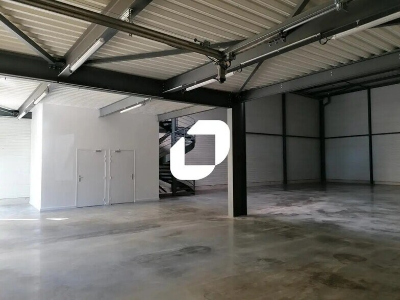 Local d'activités dans Saint-Genis-Laval à vendre - Photo intérieure - Image 3 de 16