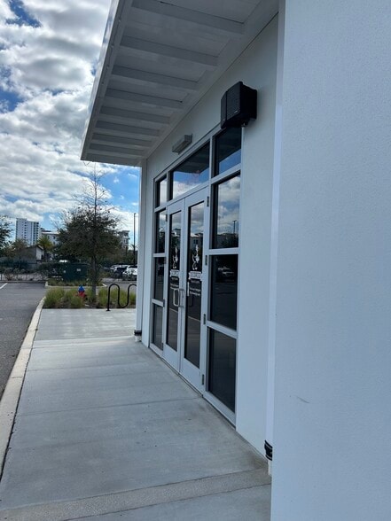 5212 Bridge St, Tampa, FL à louer - Photo du bâtiment - Image 3 de 18