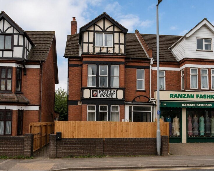 261 Dunstable Rd, Luton à louer - Photo principale - Image 1 de 1