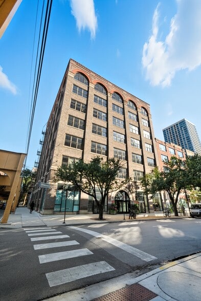 230 W Huron St, Chicago, IL for lease - Building Photo - Image 2 of 7