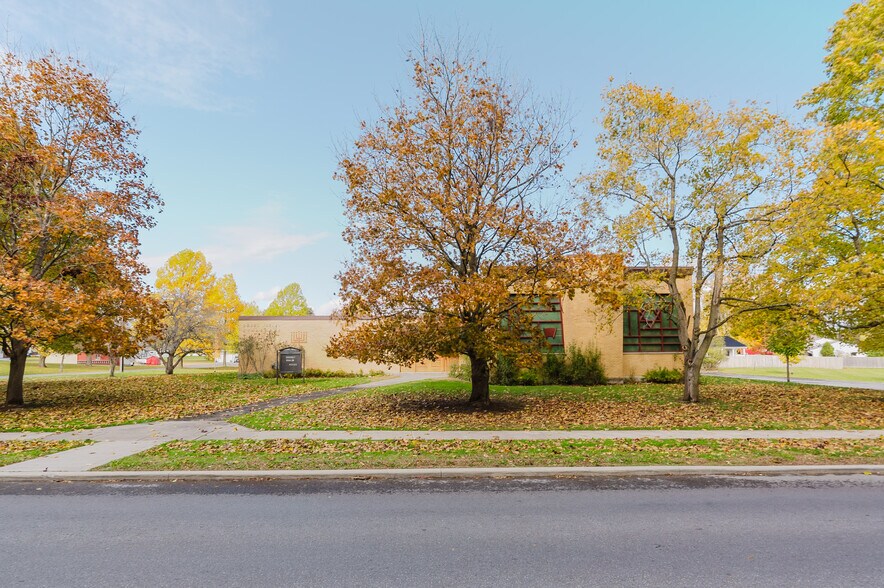 557 Thompson Blvd, Watertown, NY à vendre - Photo du bâtiment - Image 2 de 23