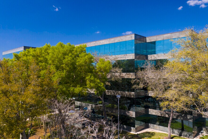 12470 Telecom Dr, Tampa, FL à louer - Photo du bâtiment - Image 2 de 42