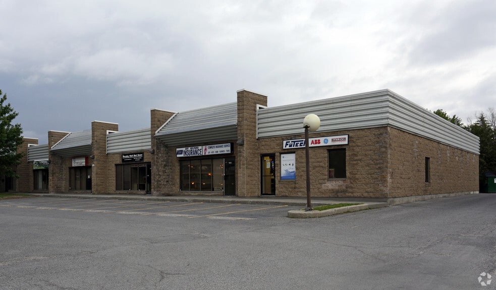 195-215 Menten Pl, Ottawa, ON à louer - Photo principale - Image 1 de 3