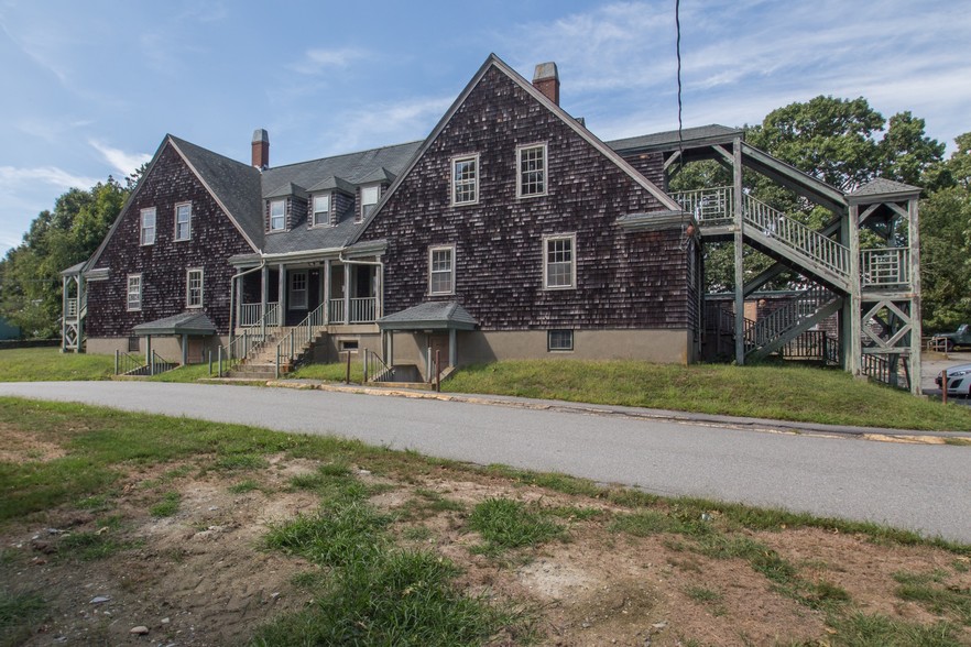 278 E Main Rd, Portsmouth, RI à vendre - Photo du bâtiment - Image 1 de 1