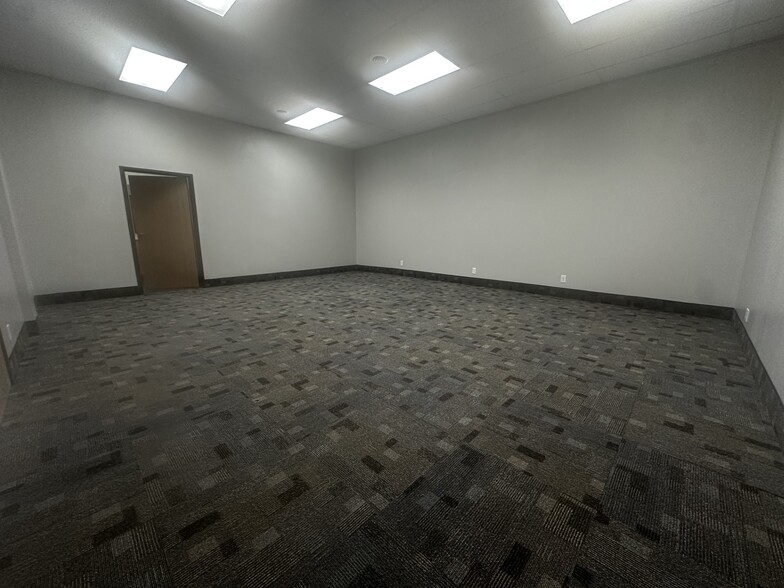 208 S Minnesota Ave, Saint Peter, MN for lease - Interior Photo - Image 2 of 6