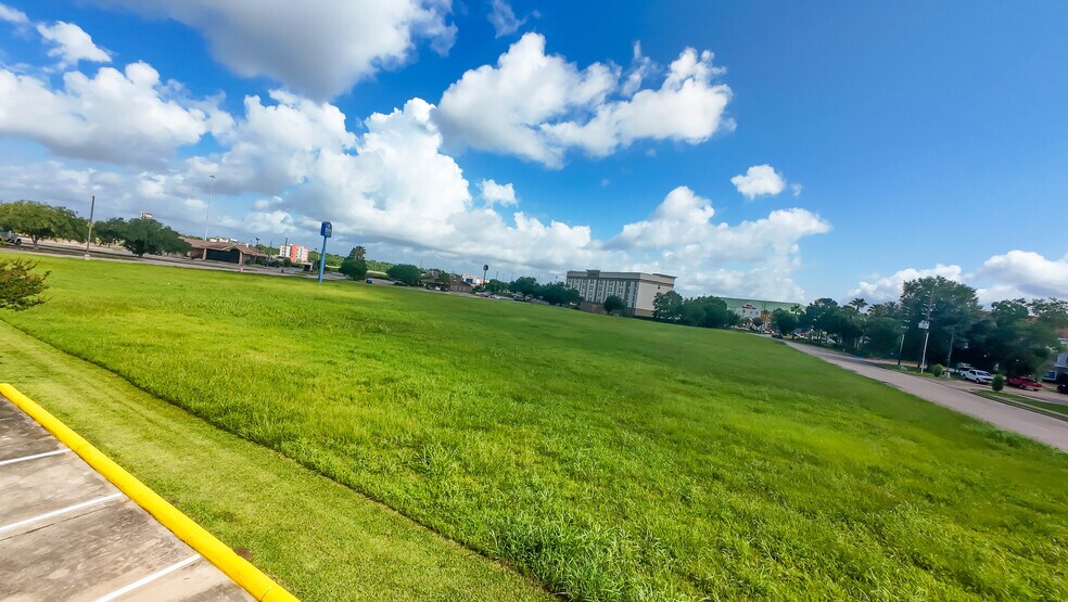 5355 Clearwater Ct, Beaumont, TX à vendre - Photo du bâtiment - Image 2 de 8