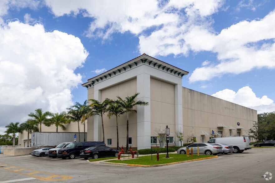 7429 Riviera Blvd, Miramar, FL à louer - Photo du bâtiment - Image 2 de 3
