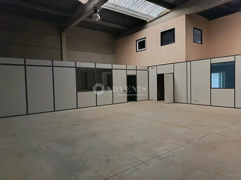 Flex in Lesquin for lease - Interior Photo - Image 3 of 5