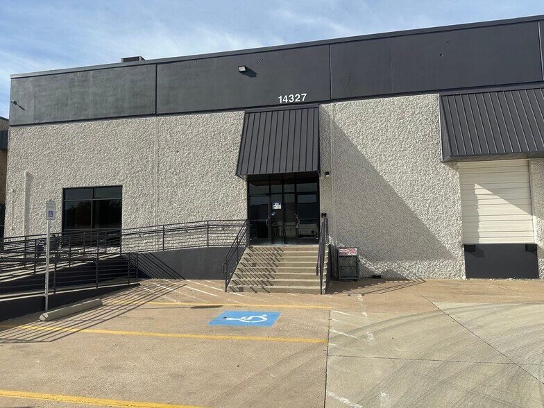 14327 Gillis Rd, Dallas, TX à louer - Photo du bâtiment - Image 2 de 6