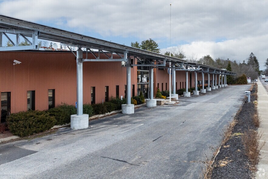 1375 Main St, Millis-Clicquot, MA à louer - Photo du bâtiment - Image 3 de 8