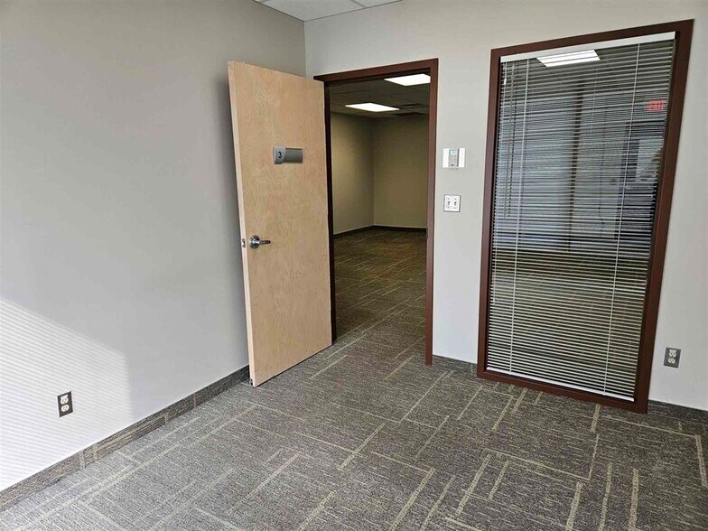 390 Bay St, Sault Ste Marie, ON à louer - Photo du bâtiment - Image 3 de 11