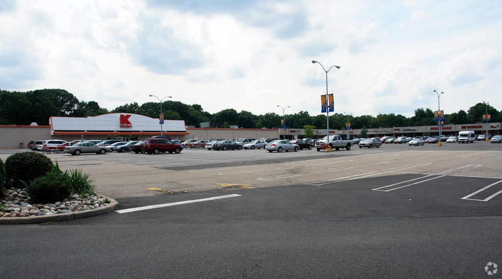 700-790 Broadway, Westwood, NJ for lease - Building Photo - Image 3 of 10